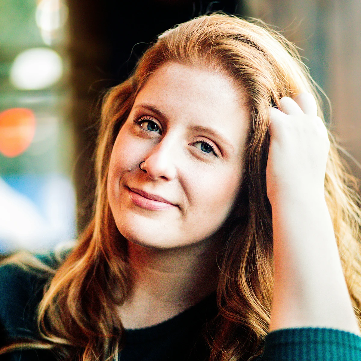 Profissional de estética atendendo cliente